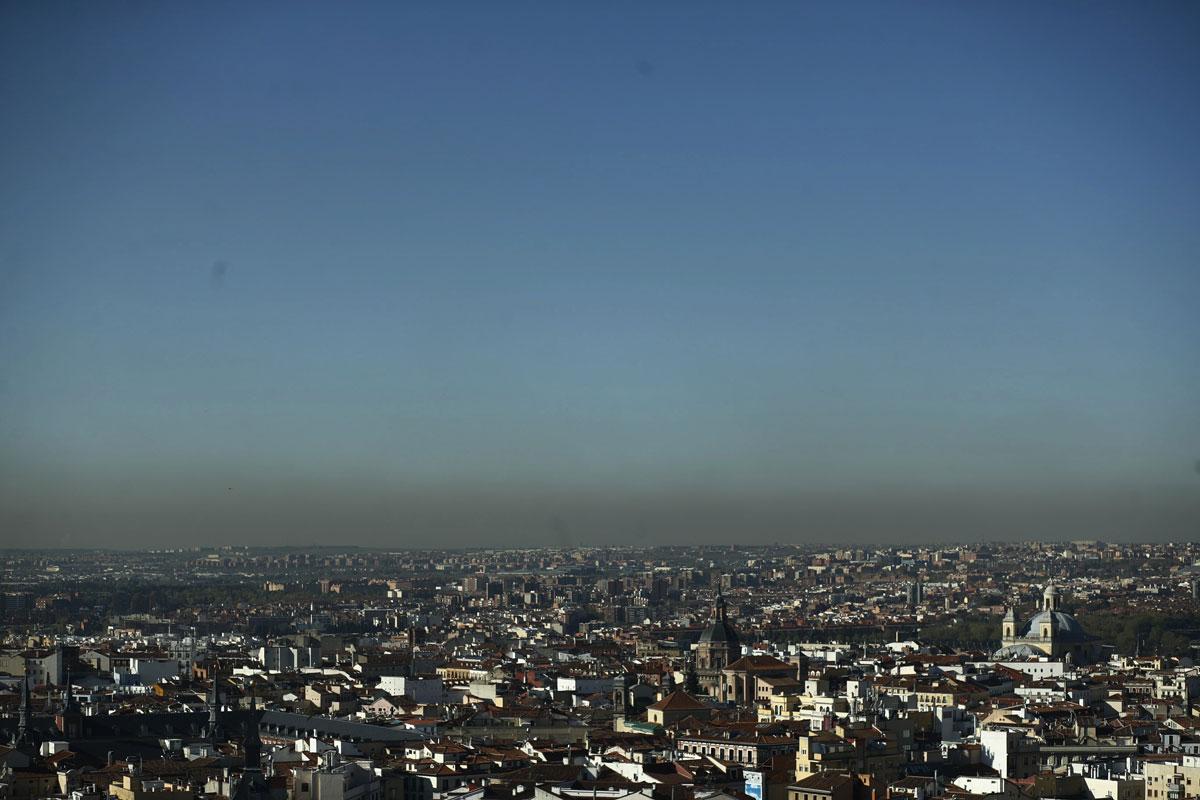 Imagen de archivo de la ciudad de Madrid en la que se puede apreciar claramente la boina de contaminación
