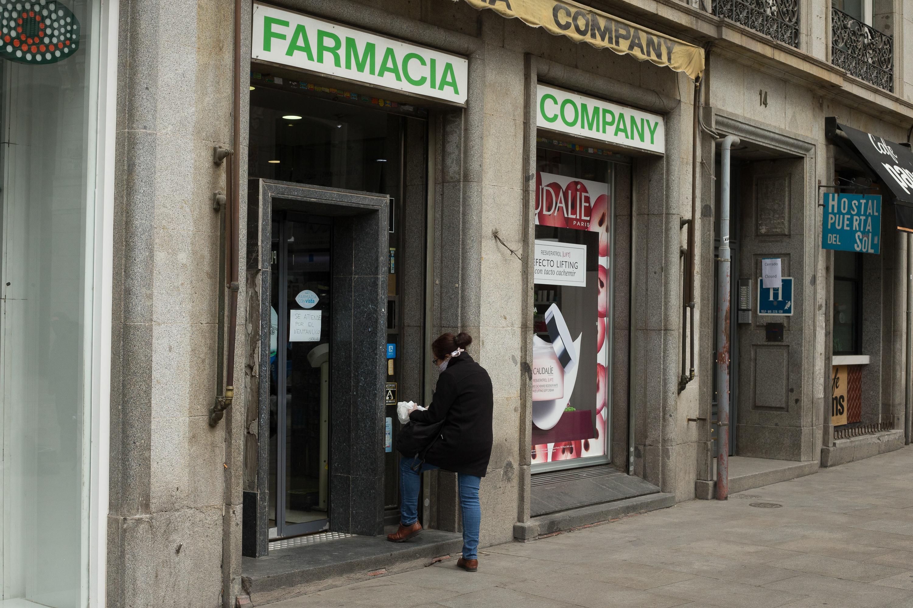 Una mujer entra en una farmacia del centro de Madrid en el sexto día de confinamiento. Europa Press.