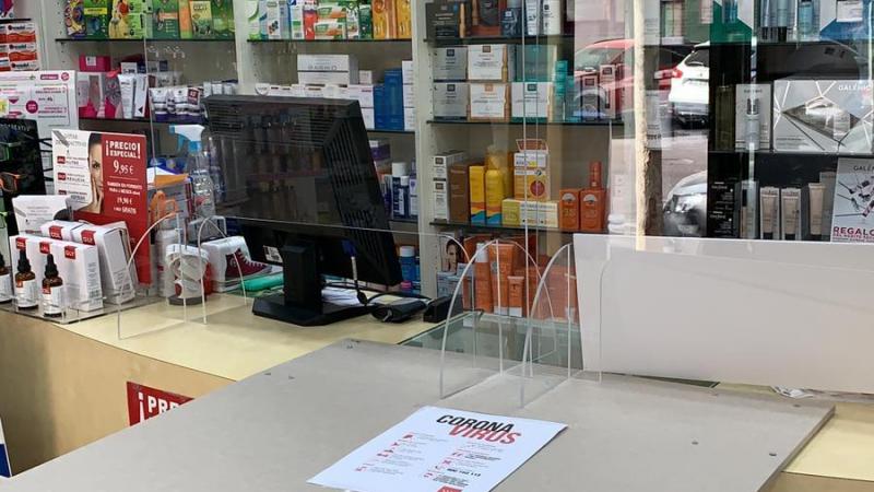 Pantallas protectoras en una farmacia de Alcorcón. Fuente: ElPlural.com