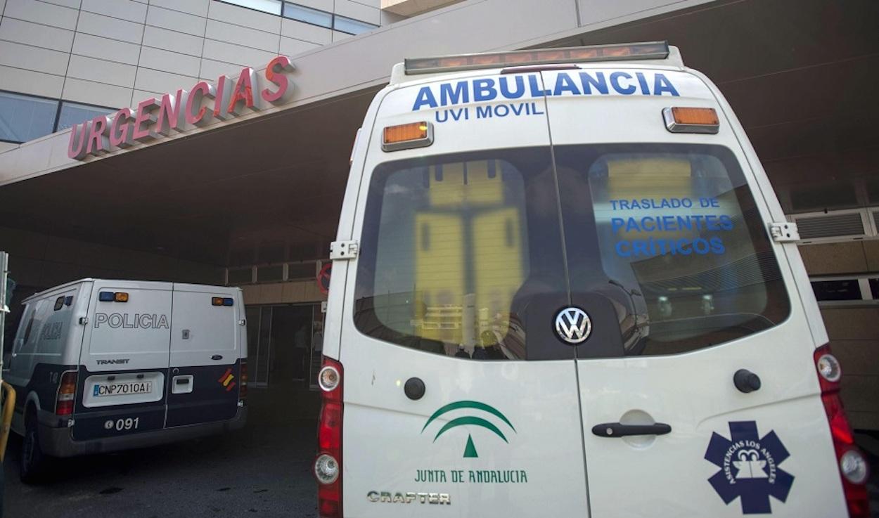 Ambulancias del SAS en la entrada de urgencias de un hospital. JUNTA DE ANDALUCÍA