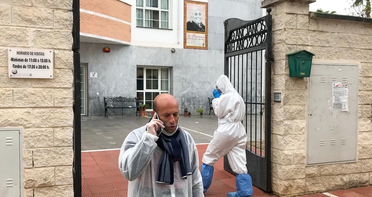 El alcade Rafael Aguilar, en las puertas de la residencia de mayores de Alcalá del Valle. EMILIO LÓPEZ/EP