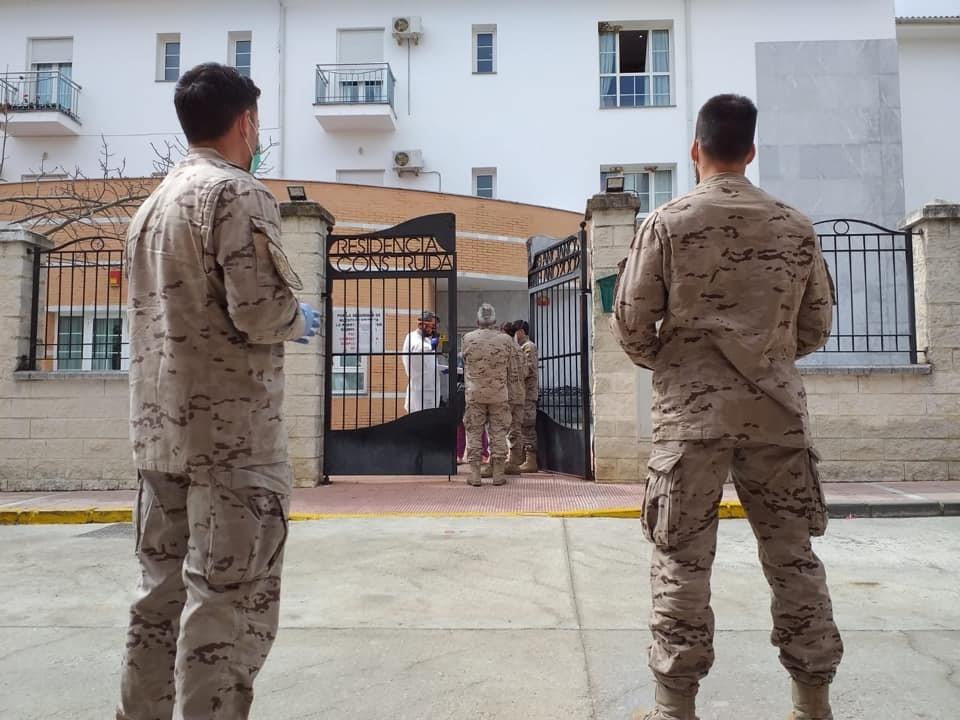 Militares ante la residencia de mayores  de Alcalá del Valle. EP