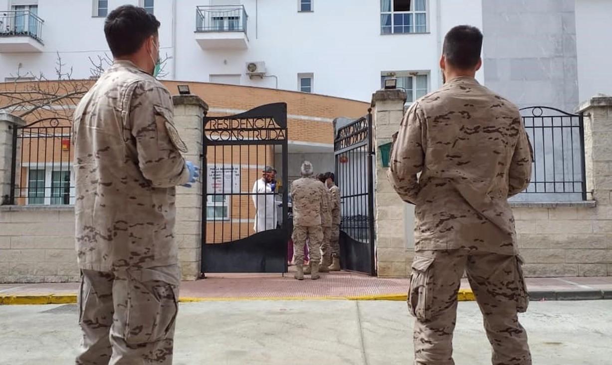 Militares ante una residencia de mayores. Armada Española/Archivo