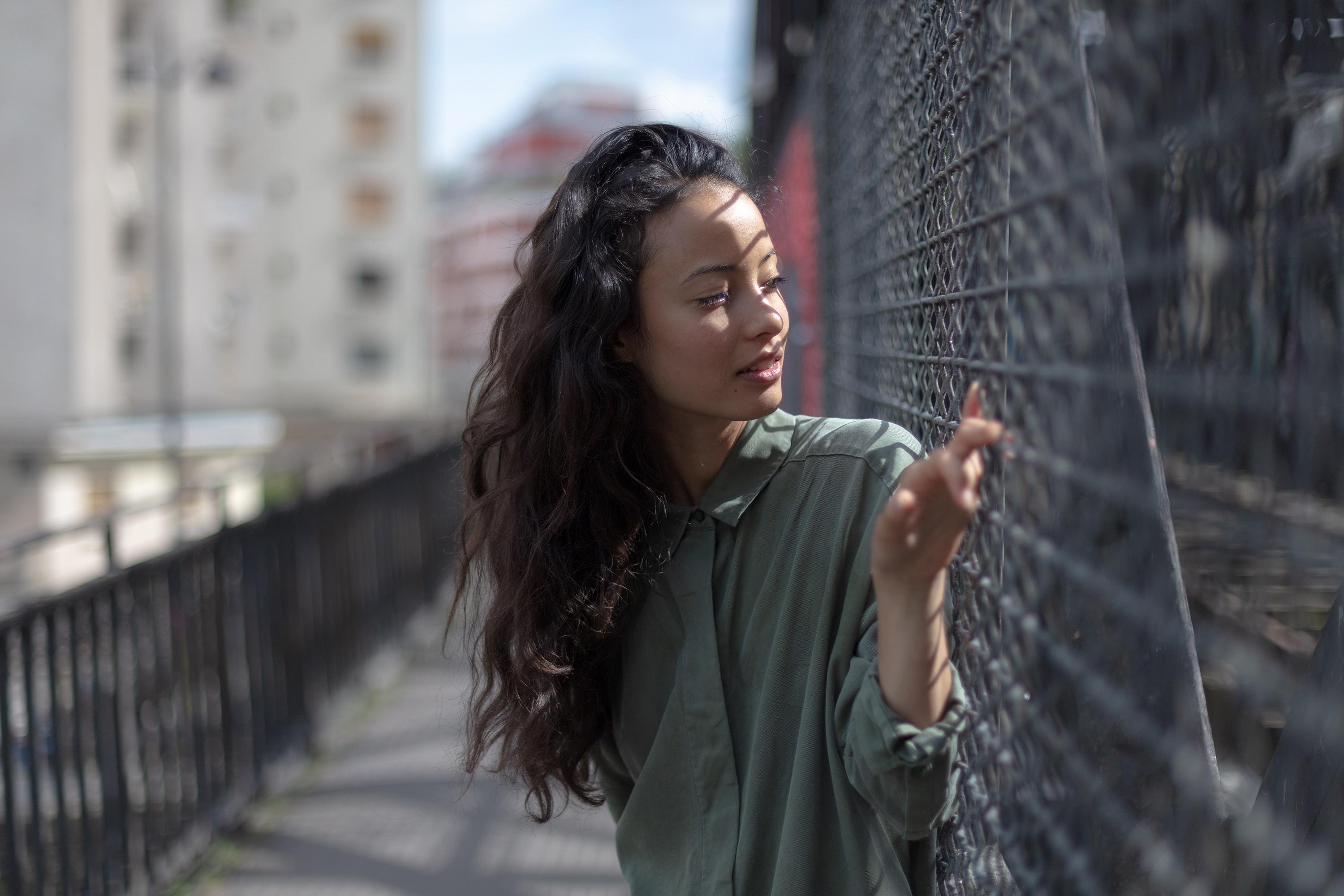 Una chica recibe los rayos del sol en la cara. Mahkeo en Unsplash