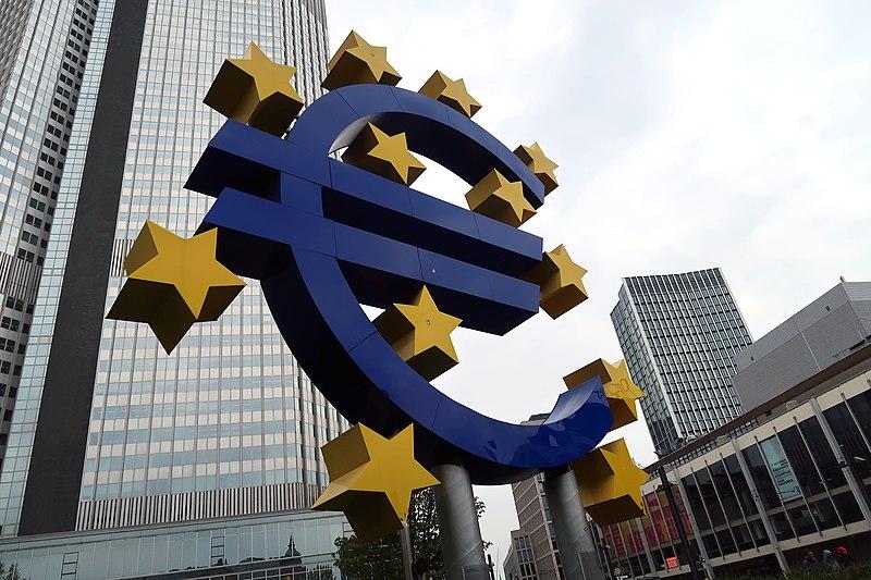 Escultura del euro delante de la sede del BCE en Frankfurt
