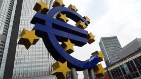 Escultura del euro delante de la sede del BCE en Frankfurt