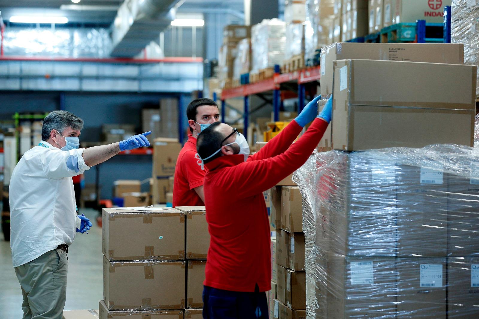 El material sanitario llega al Hospital de La Fe (Valencia).