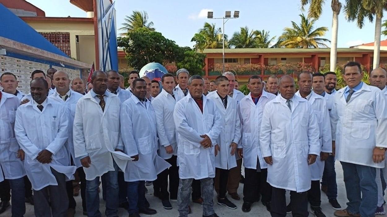 Brigada de médicos y enfermeros cubanos enviados a Lombardía, Italia, para combatir el coronavirus.