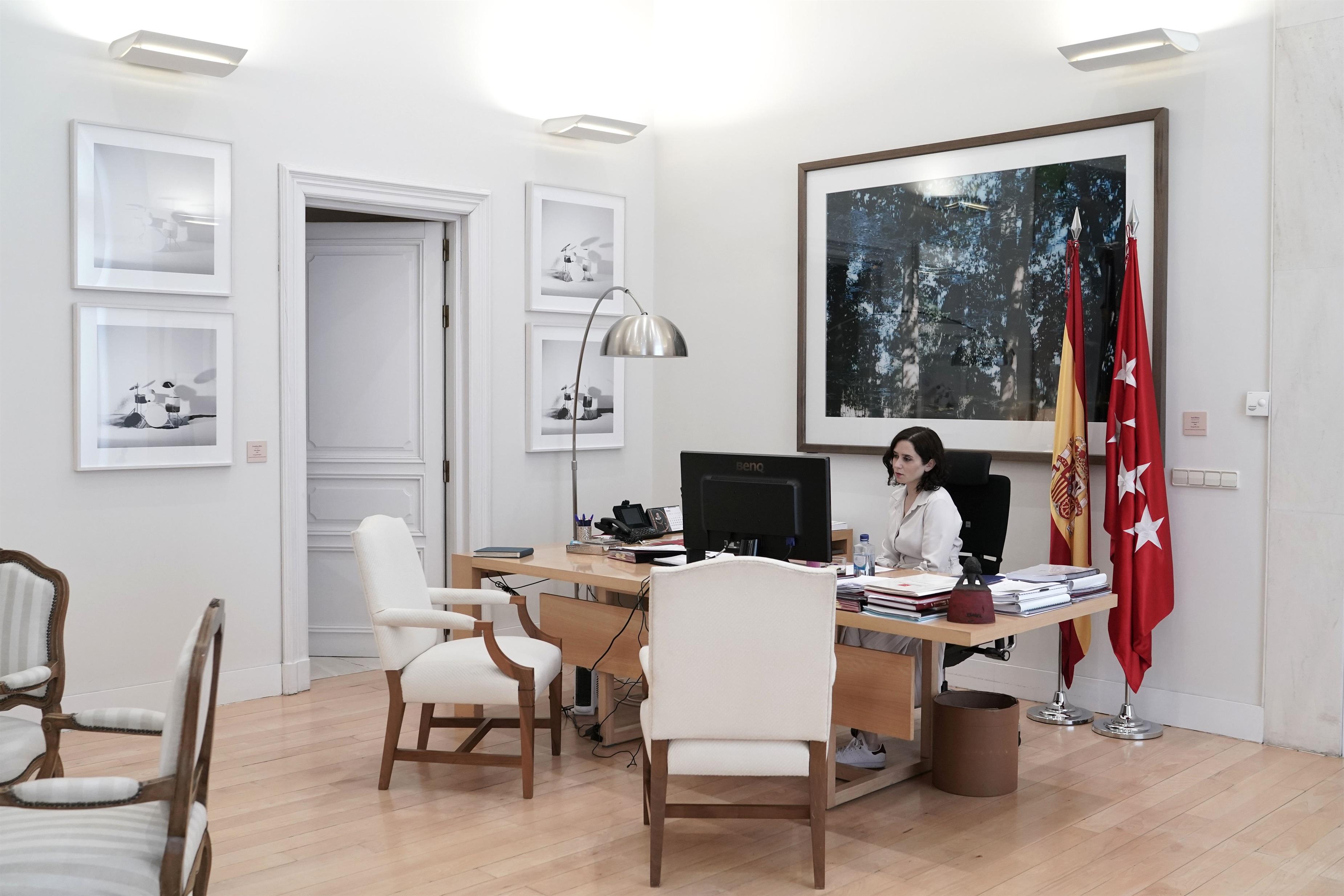 Isabel Díaz Ayuso trabaja en su despacho. 15 de marzo. Europa Press