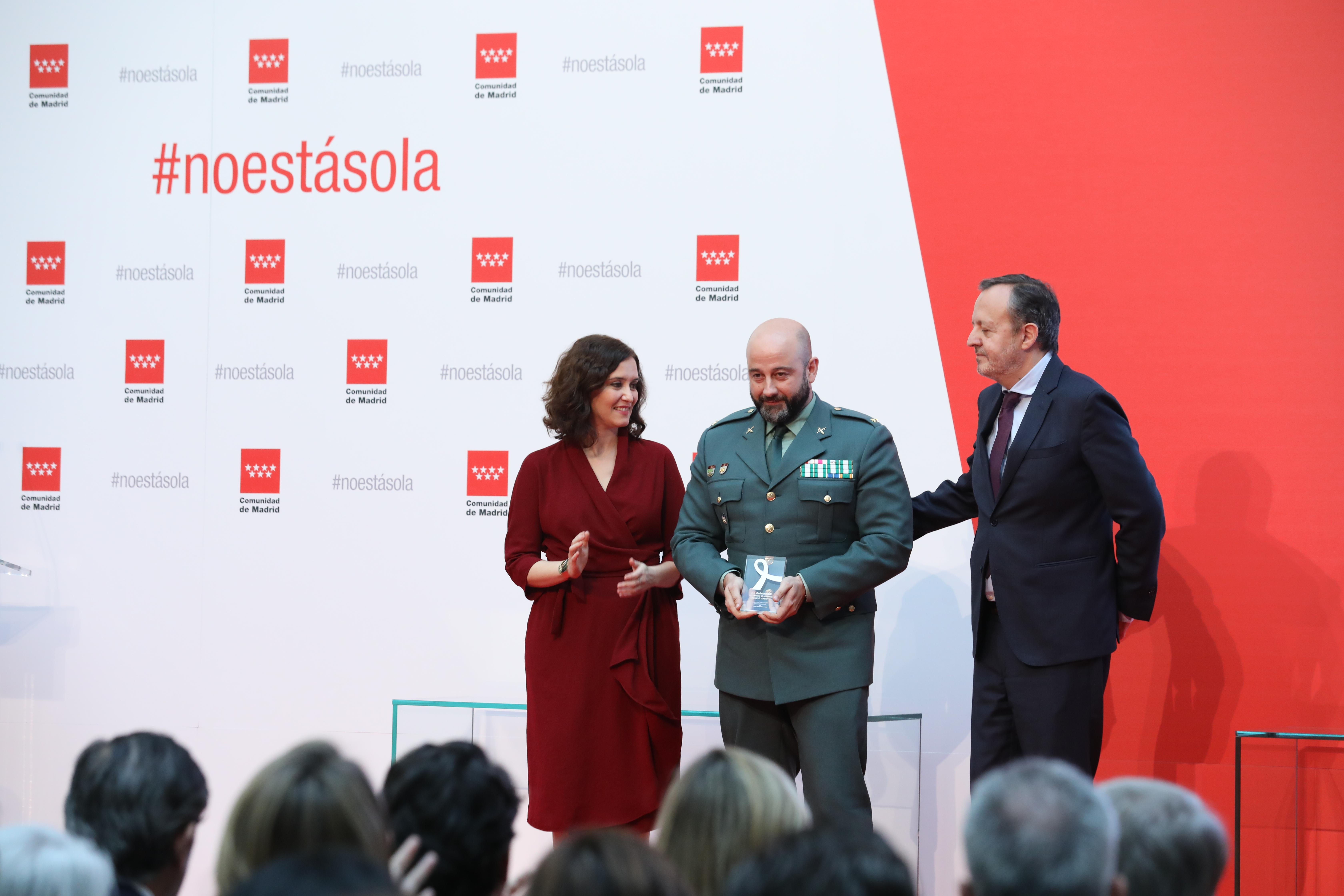 Isabel Díaz Ayuso y Alberto Reyero conmemoran a un agente