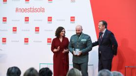 Isabel Díaz Ayuso y Alberto Reyero conmemoran a un agente