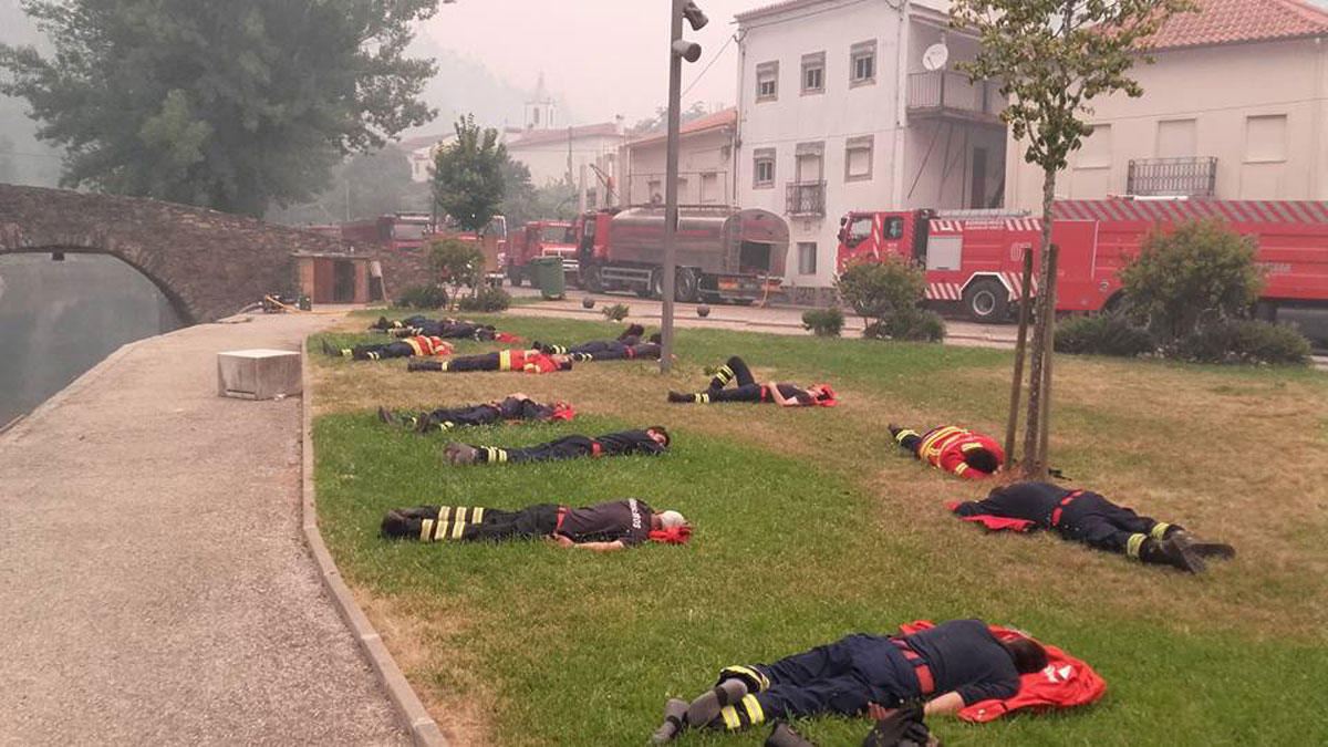 Bomberos agotados después de luchar 25 horas contra el fuego