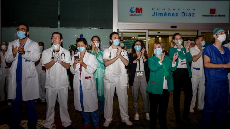 Aplausos de sanitarios en el Hospital Fundación Jiménez Díaz de Madrid / EuropaPress
