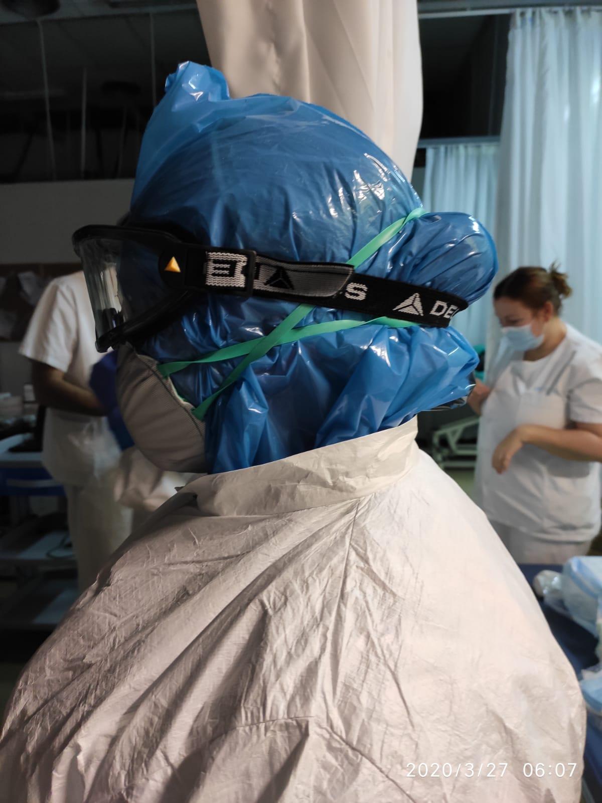 Bolsas de plástico usadas como protección para la cabeza por falta de material, en el Hospital La Paz