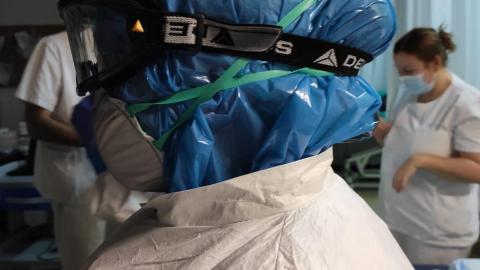 Bolsas de plástico usadas como protección para la cabeza por falta de material, en el Hospital La Paz