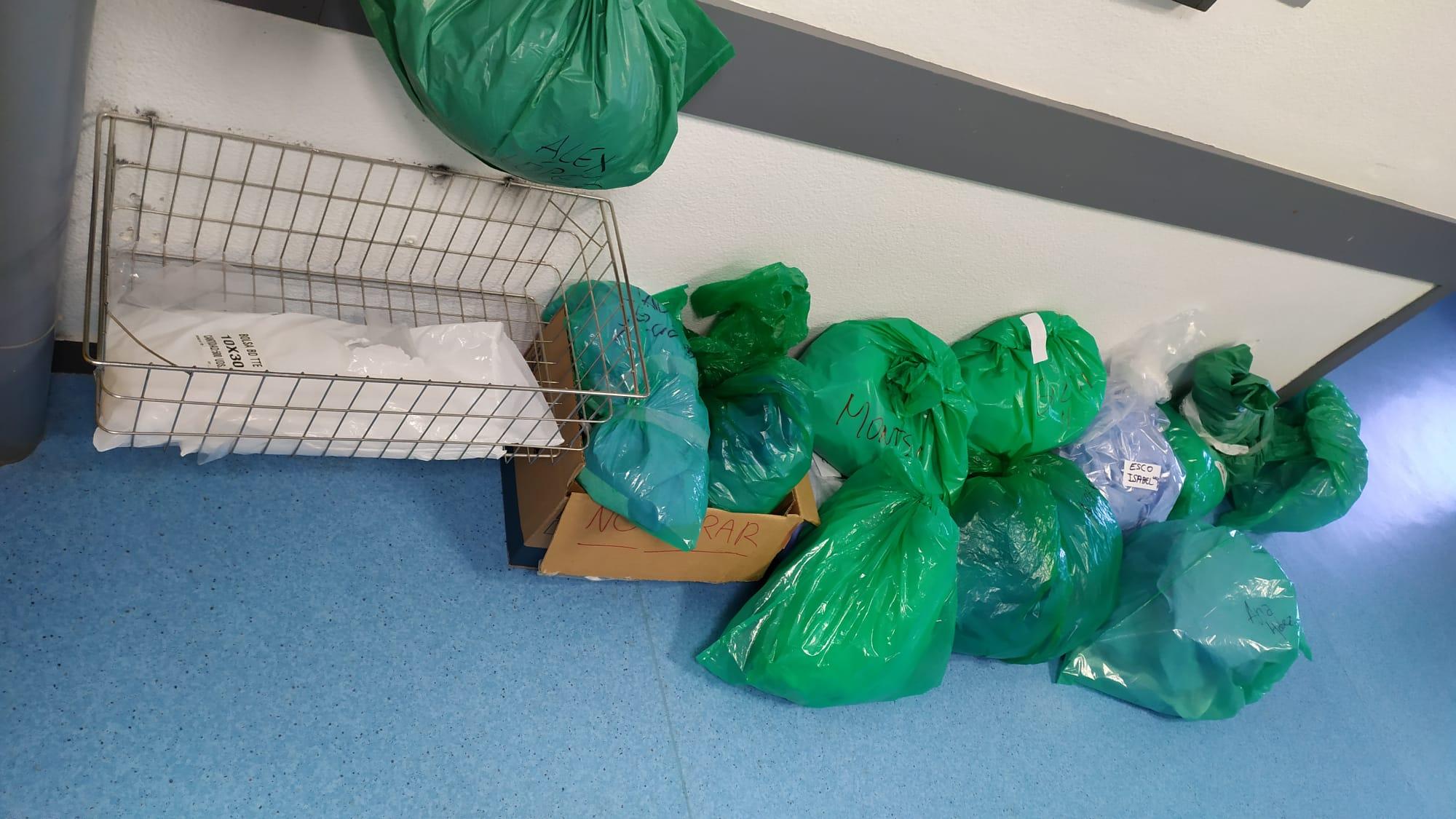 Bolsas de basura en las que las trabajadoras del hospital de Móstoles guardan sus equipos de protección individual para reutilizarlos durante varios días