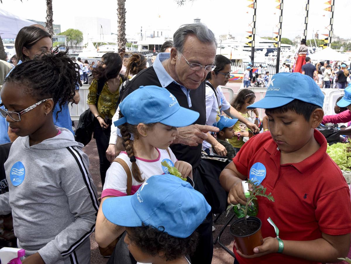 Imagen de archivo de un evento organizado por CaixaProinfancia en la que se puede ver a Isidro Fainé, presidente de la Fundación 'la Caixa' con algunos de los niños beneficiarios de este programa