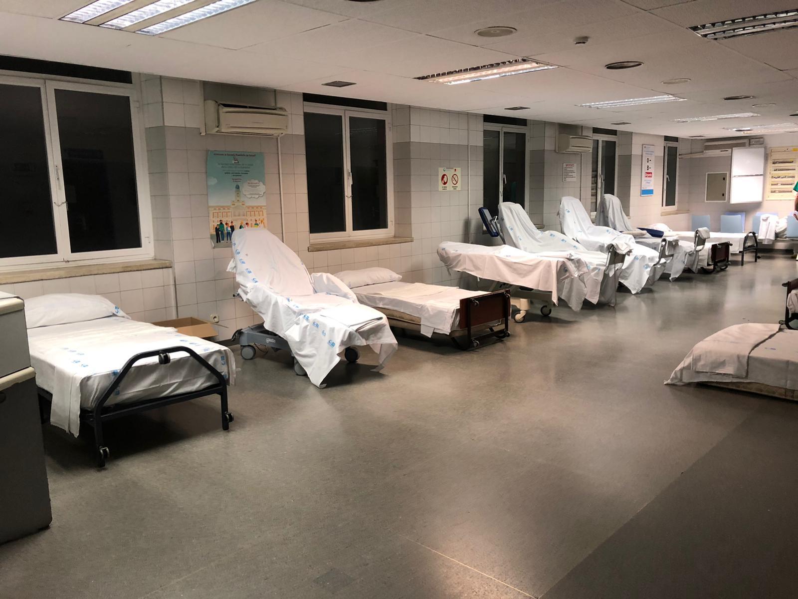 Sala de espera de consultas convertida en una sala para tratar pacientes en el Hospital La Princesa.