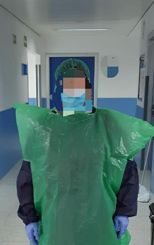 Bolsas de basura usadas como batas de protección en el Hospital del Henares
