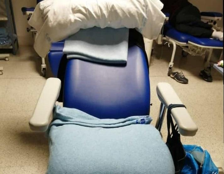 Sillón donde descansan los pacientes en el Hospital del Henares por falta de camas