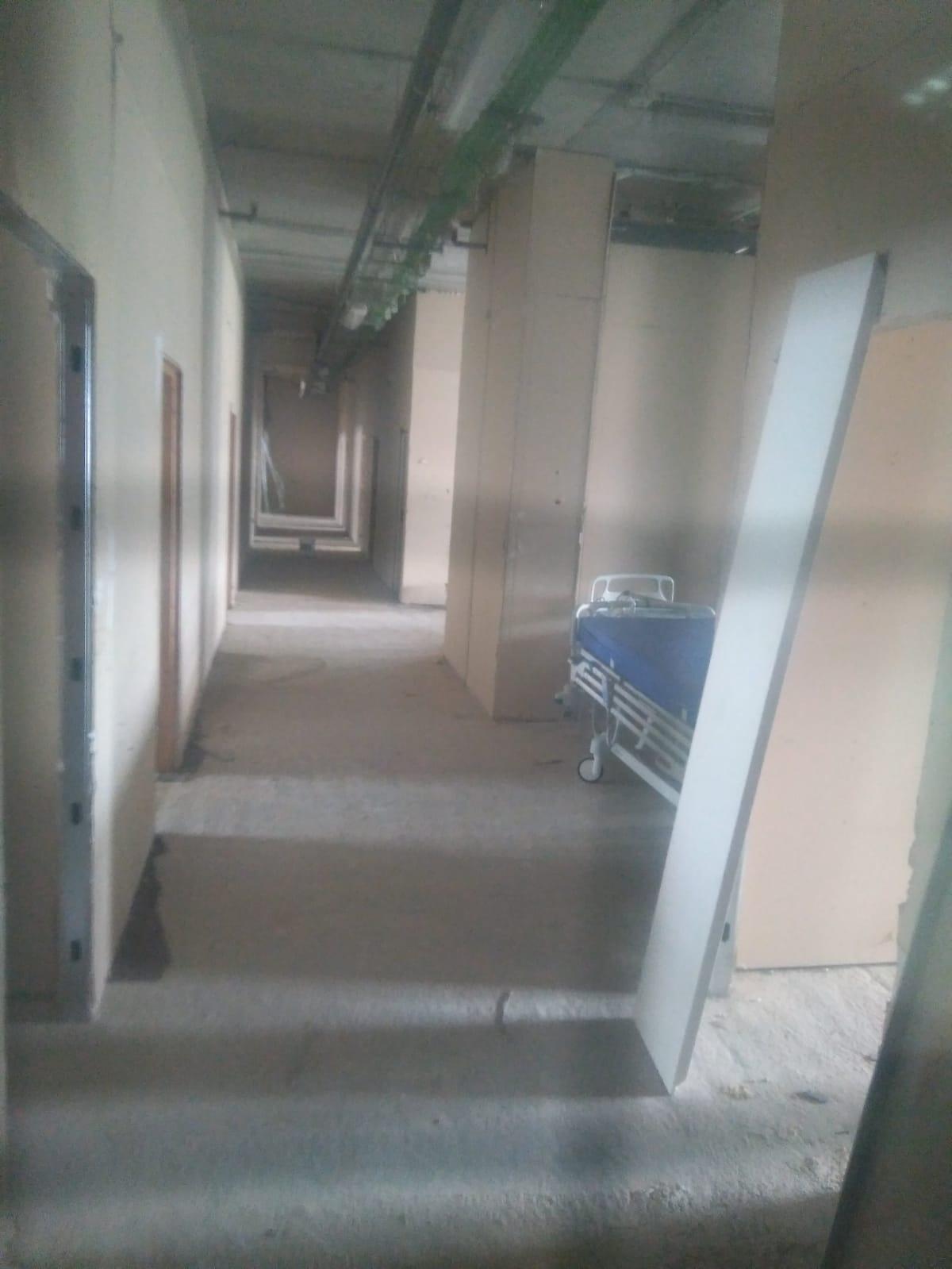 Toda la una planta cerrada, que debería estar abierta desde 2017, en el Hospital del Henares