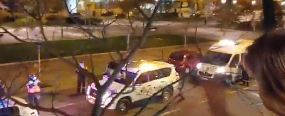 Agentes de la Policía Local felicitan a un niño de Alcobendas. Twitter