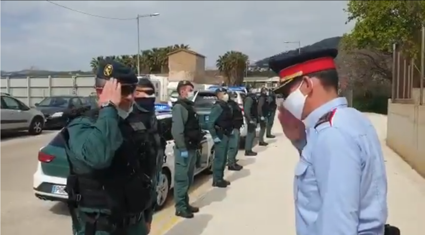 Homenaje de la Guardia Civil a los Mossos. Twitter