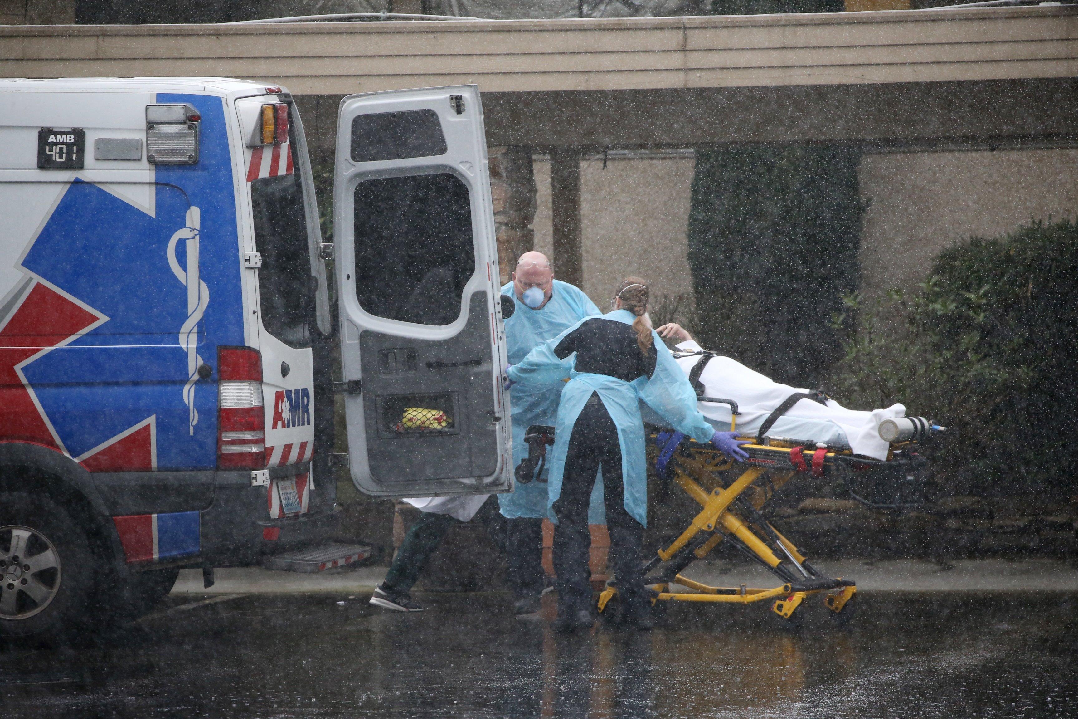 Un hombre siendo atendido por las emergencias americanas. Fuente: EP.