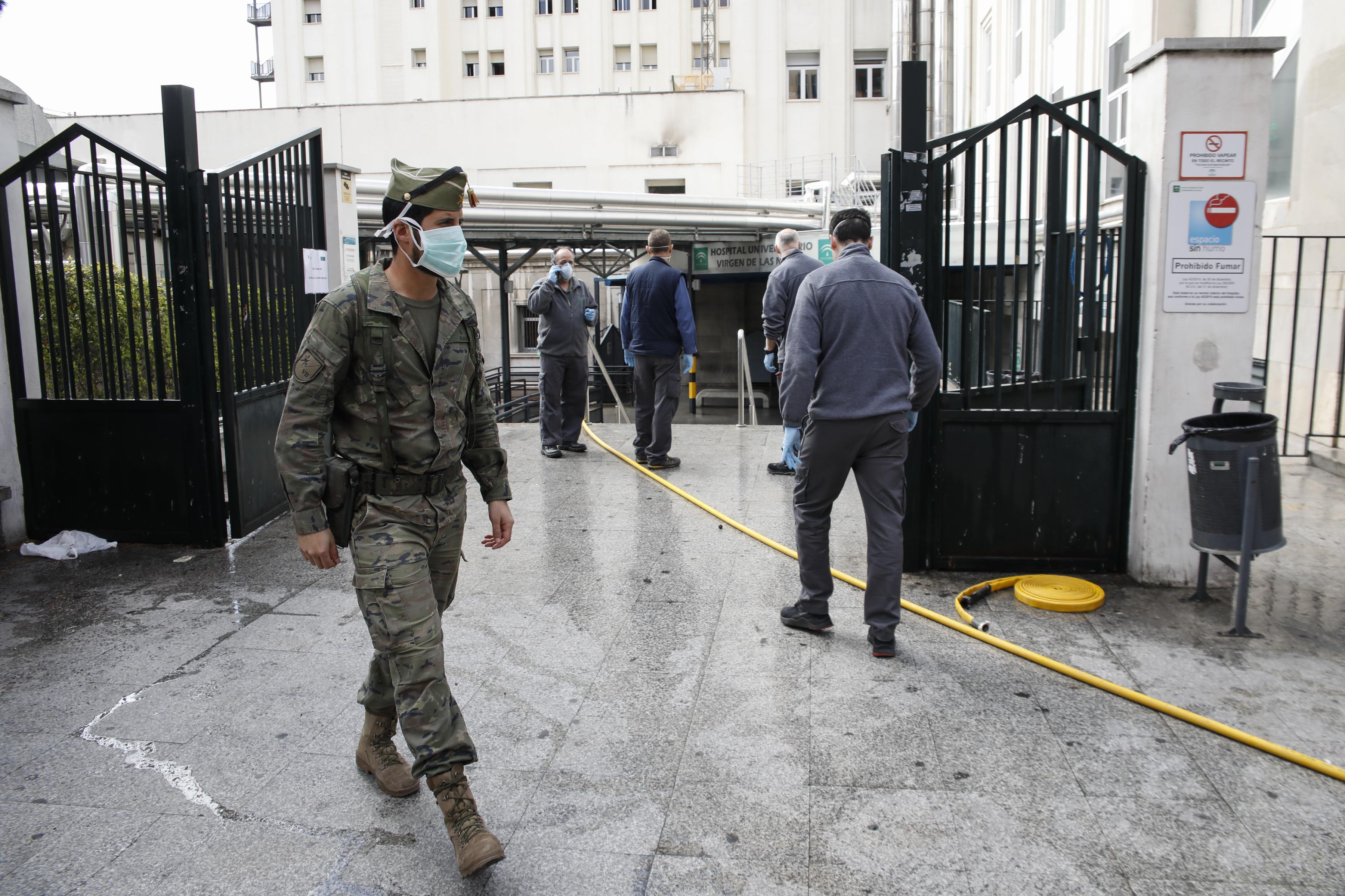 Unidades de Legionarios prestan ayuda a la UME mientras desinfectan en el hospital Virgen de las Nieves Granada