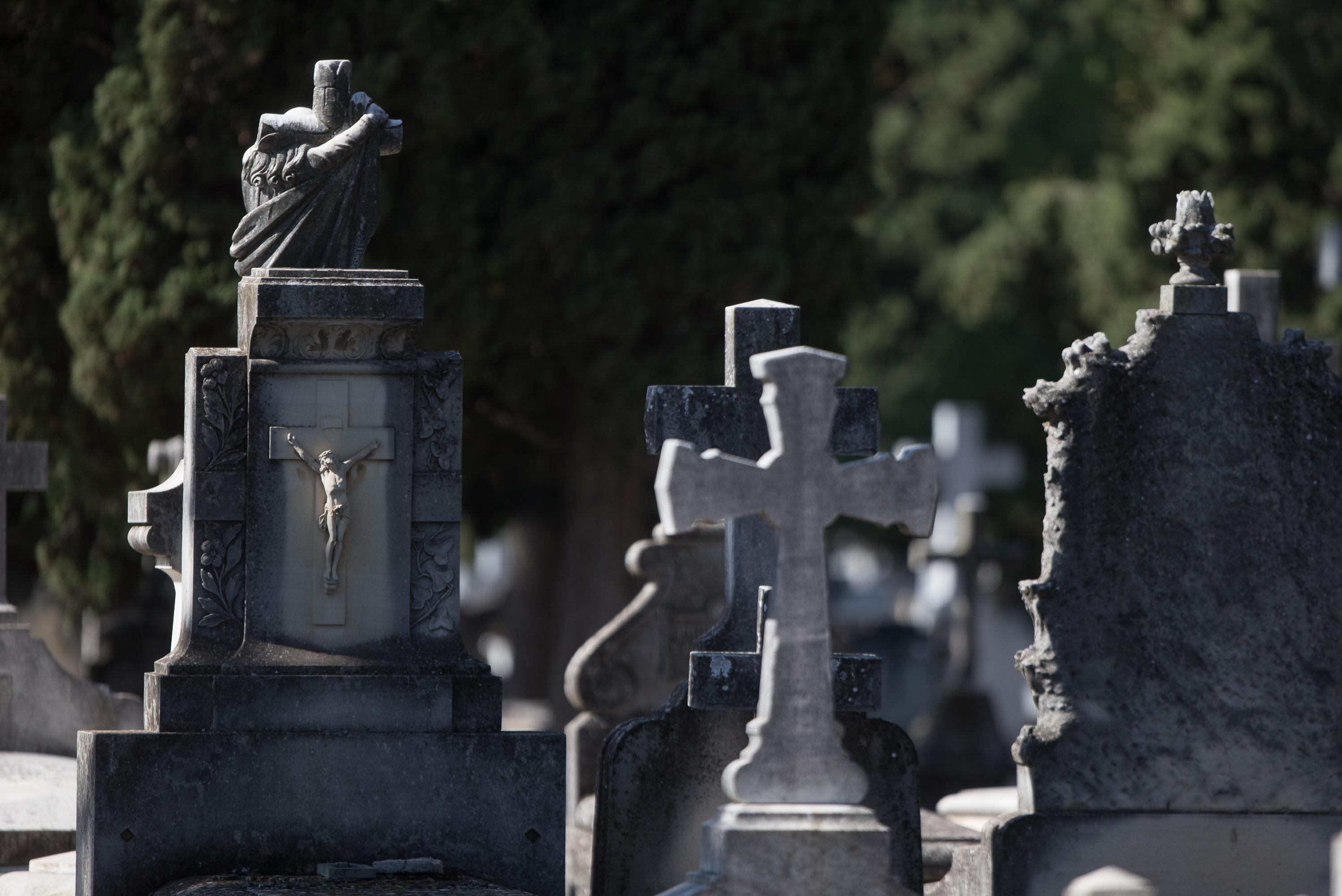 Ataúdes y lápidas del Cementerio de la Almudena (Madrid). 