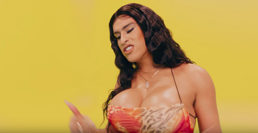 Bad Bunny caracterizado como una mujer en "Yo perreo Sola"