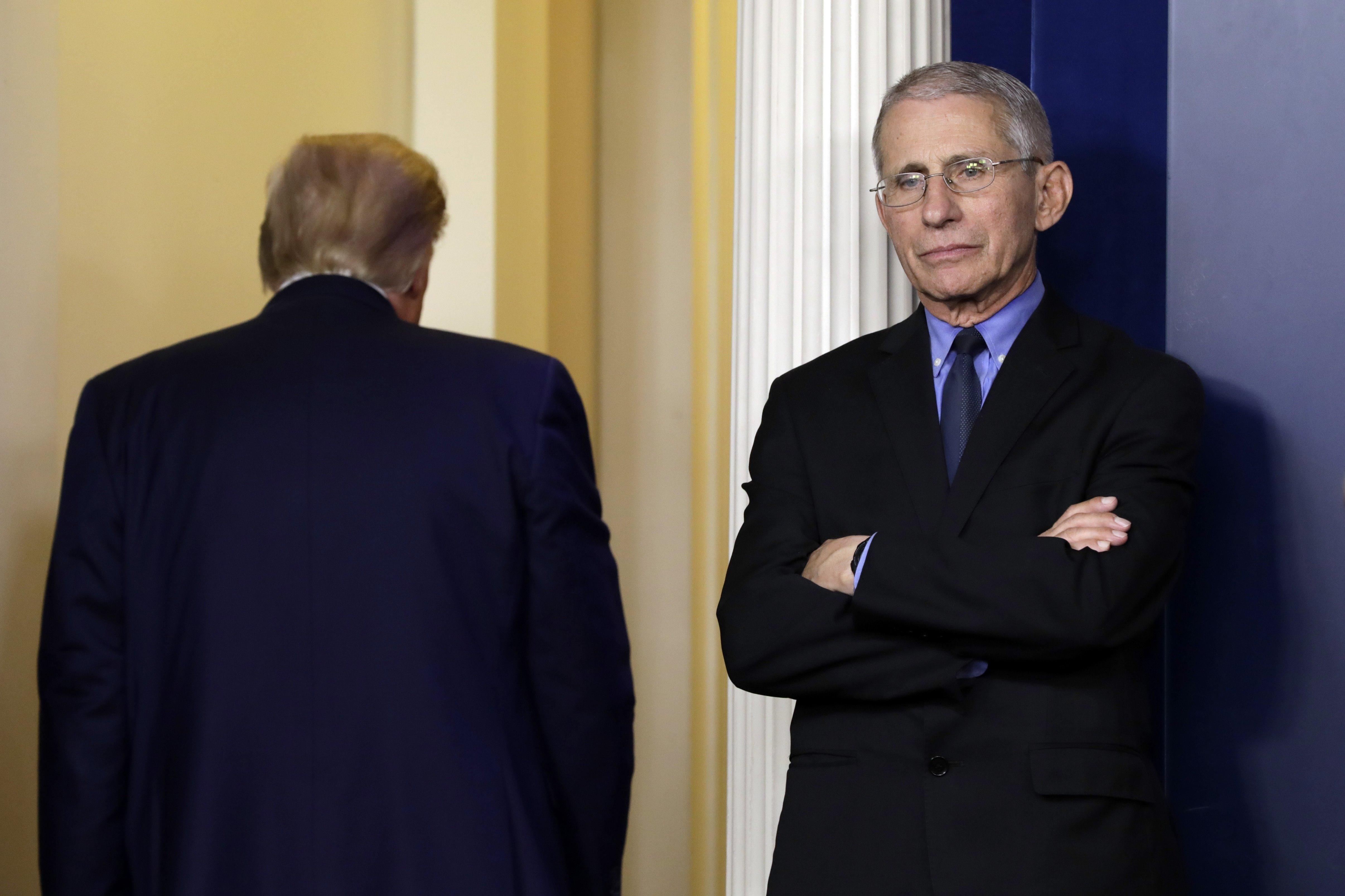 Anthony Fauci, principal responsable científico en la lucha contra el coronavirus de EEUU, y Donald Trump. Fuente: EP.