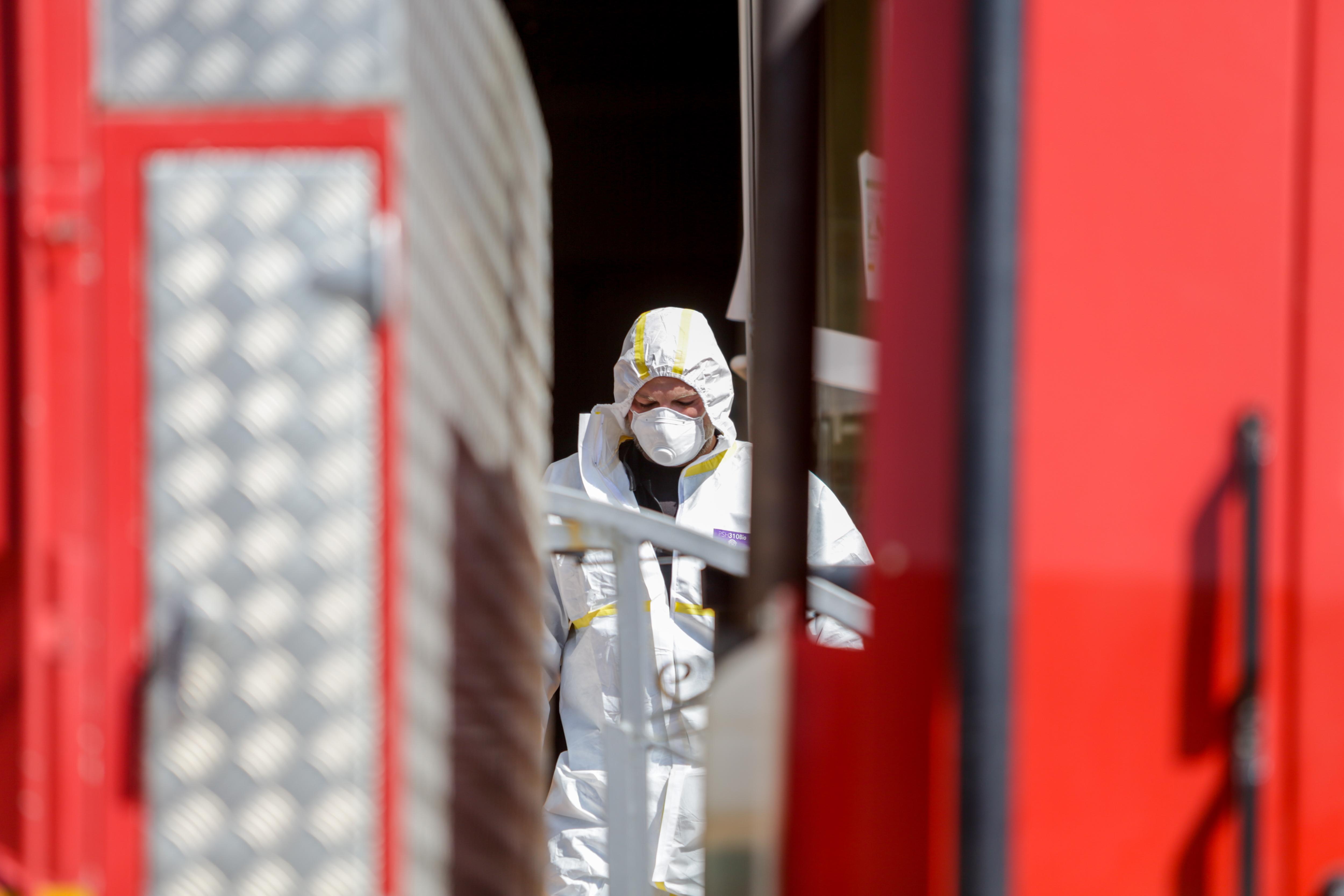 Un militar de la UME antes de entrar en una residencia del pueblo madrileño El Álamo para realiza tareas de desinfección