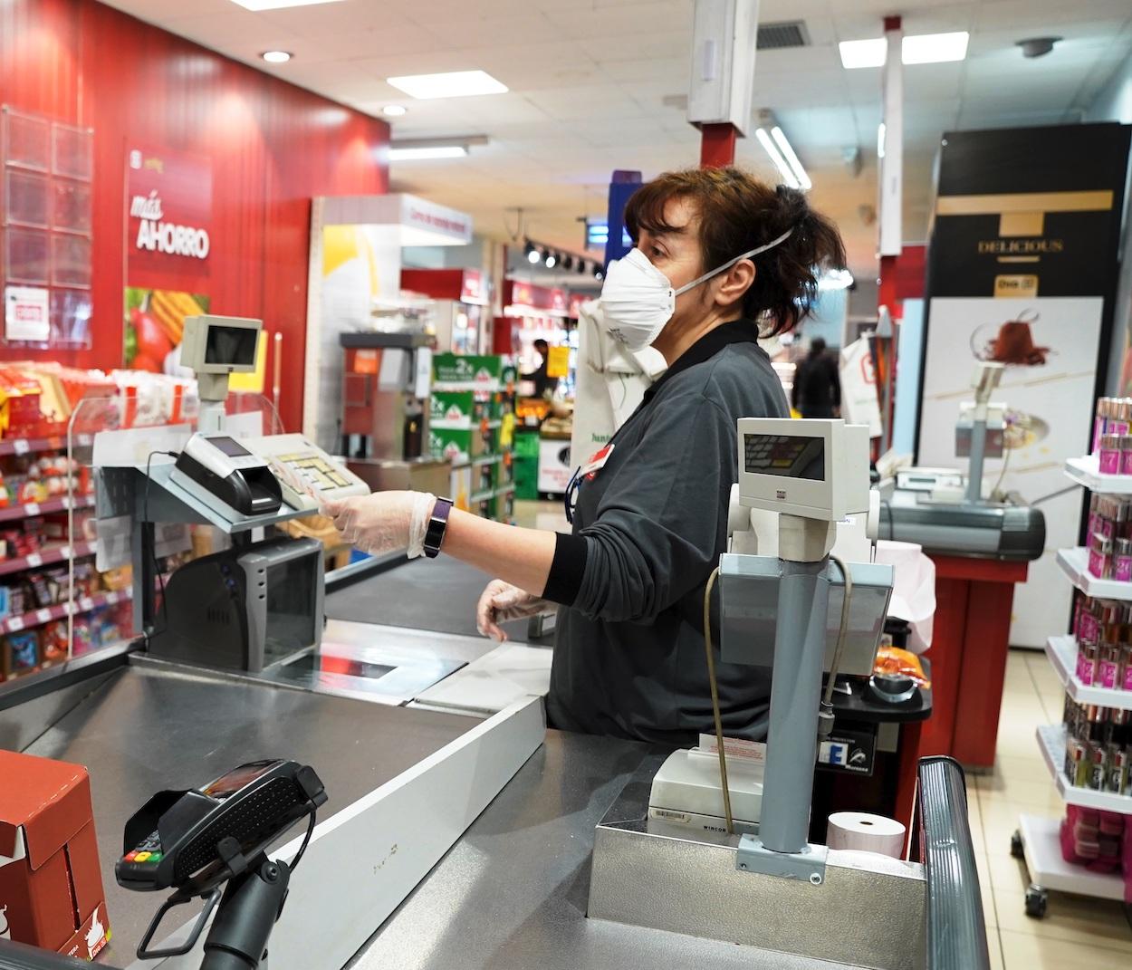 Fotografía con una empleada de supermercado