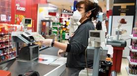 Fotografía con una empleada de supermercado