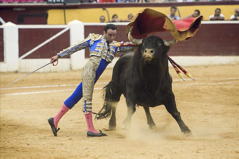 Gijón le 'agua la fiesta' a Enrique Ponce, 'El Juli' y Perera