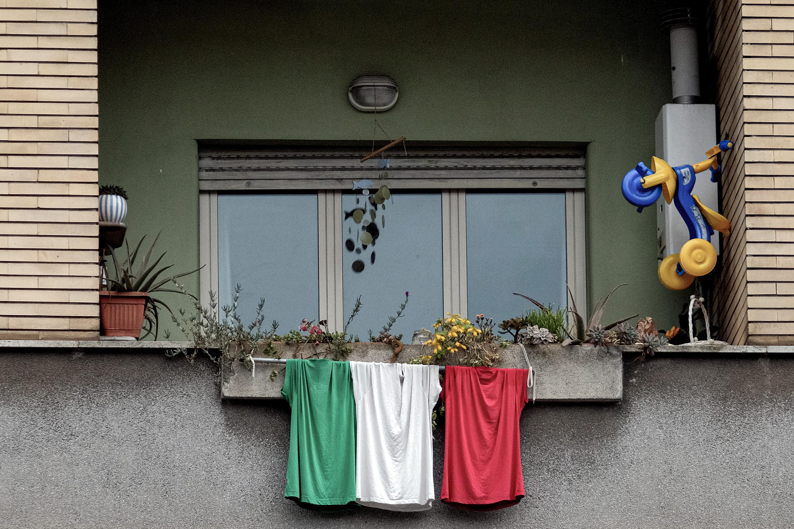 Los tres colores de la bandera de Italia en un balcón. Foto: Mauro Scrobogna