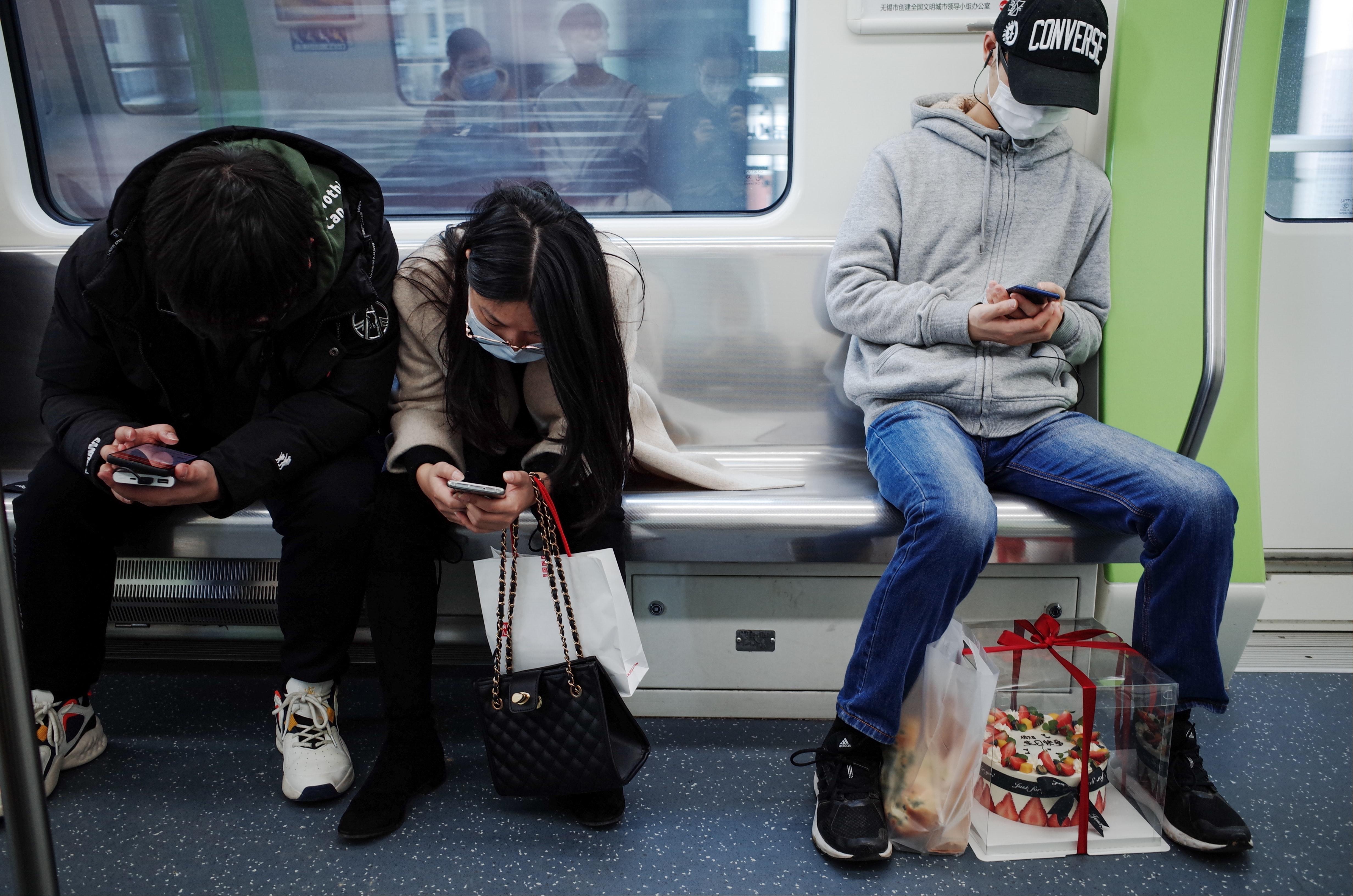 Coronavirus: varias personas viajan en metro con mascarillas. Zhang Kenny para Unsplash