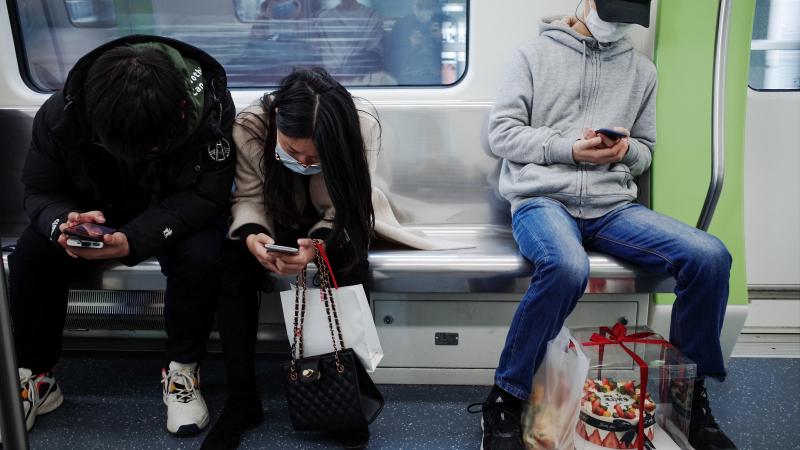 Coronavirus: varias personas viajan en metro con mascarillas. Zhang Kenny para Unsplash