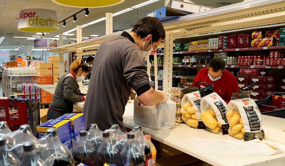 Un trabajador preparando pedidos online de DIA