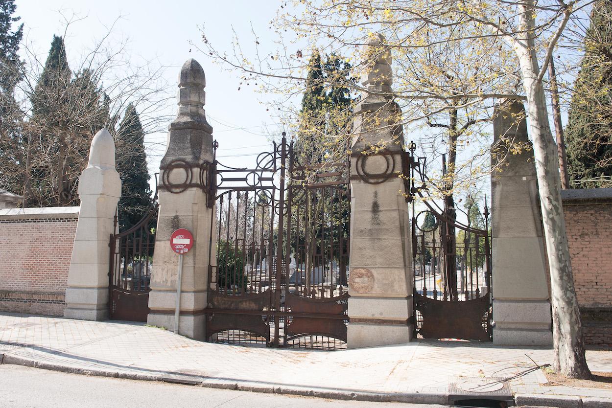 Puerta del Cementerio de la Almudena que desde hoy ha reanudado la actividad para poder seguir dando servicio a fallecidos por Covid 19