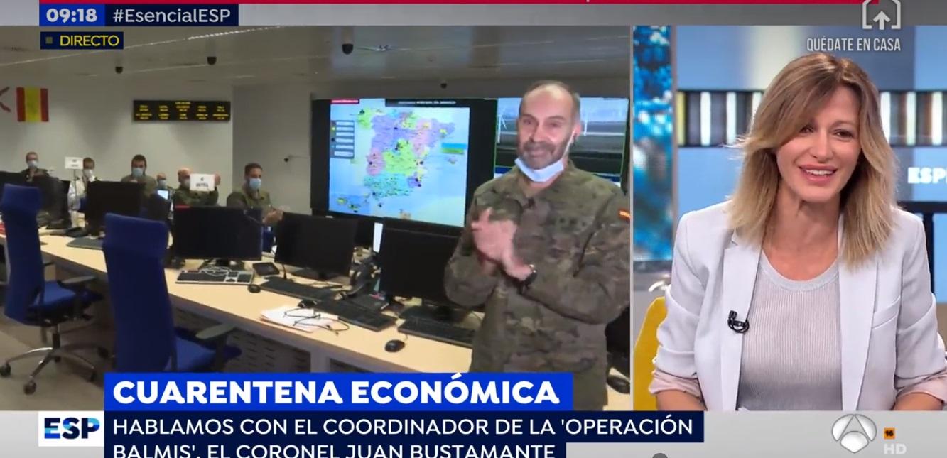 Instantánea del aplauso del coronel Bustamante a Susanna Griso. Fuente: Antena 3.