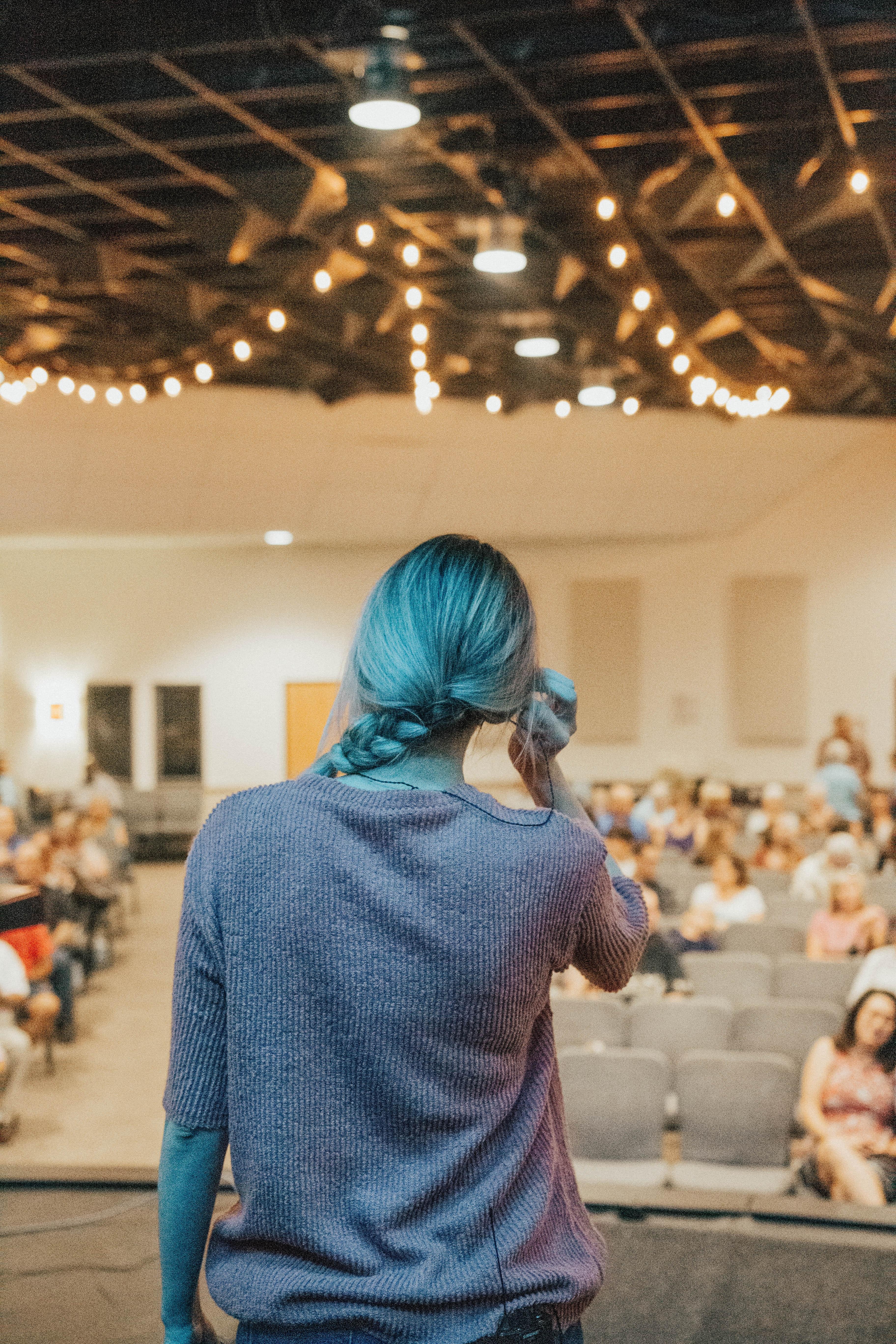 Mujer hablando al público. William Moreland para Unsplash