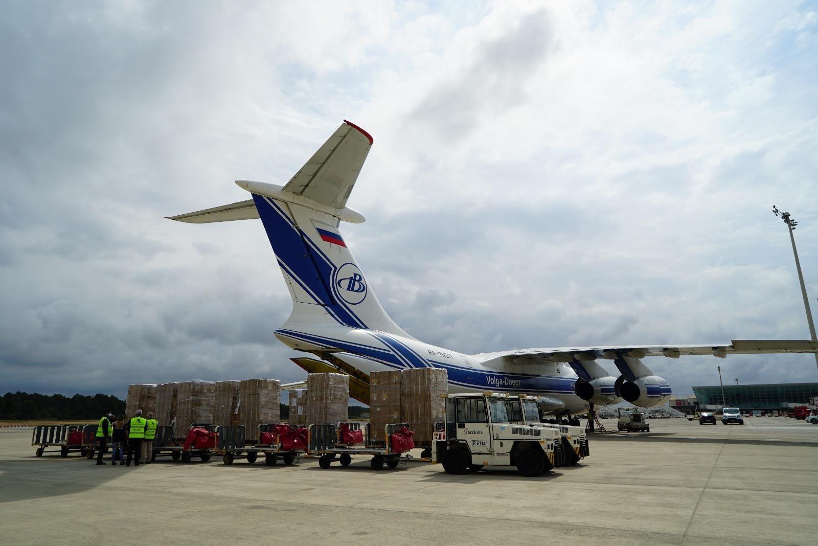 El A400M descargando las 14 toneladas de material sanitario. Fuente: EP.