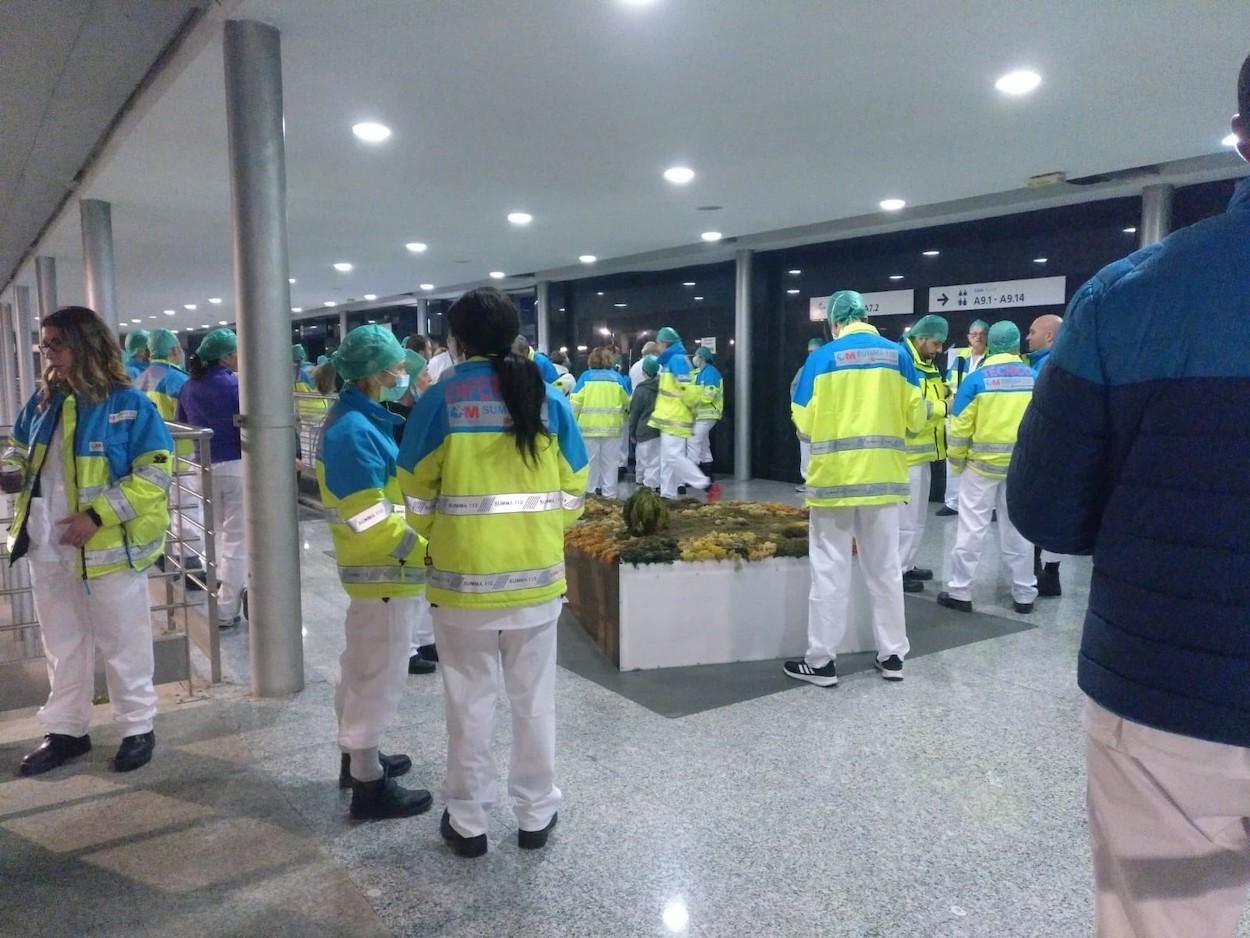 Profesionales sanitarios en el hospital provisional de Ifem