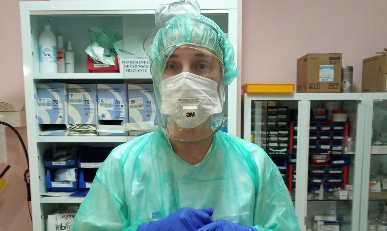 Enfermera de una residencia protegiéndose con una mascarilla hecha con un envase de Coca-Cola.