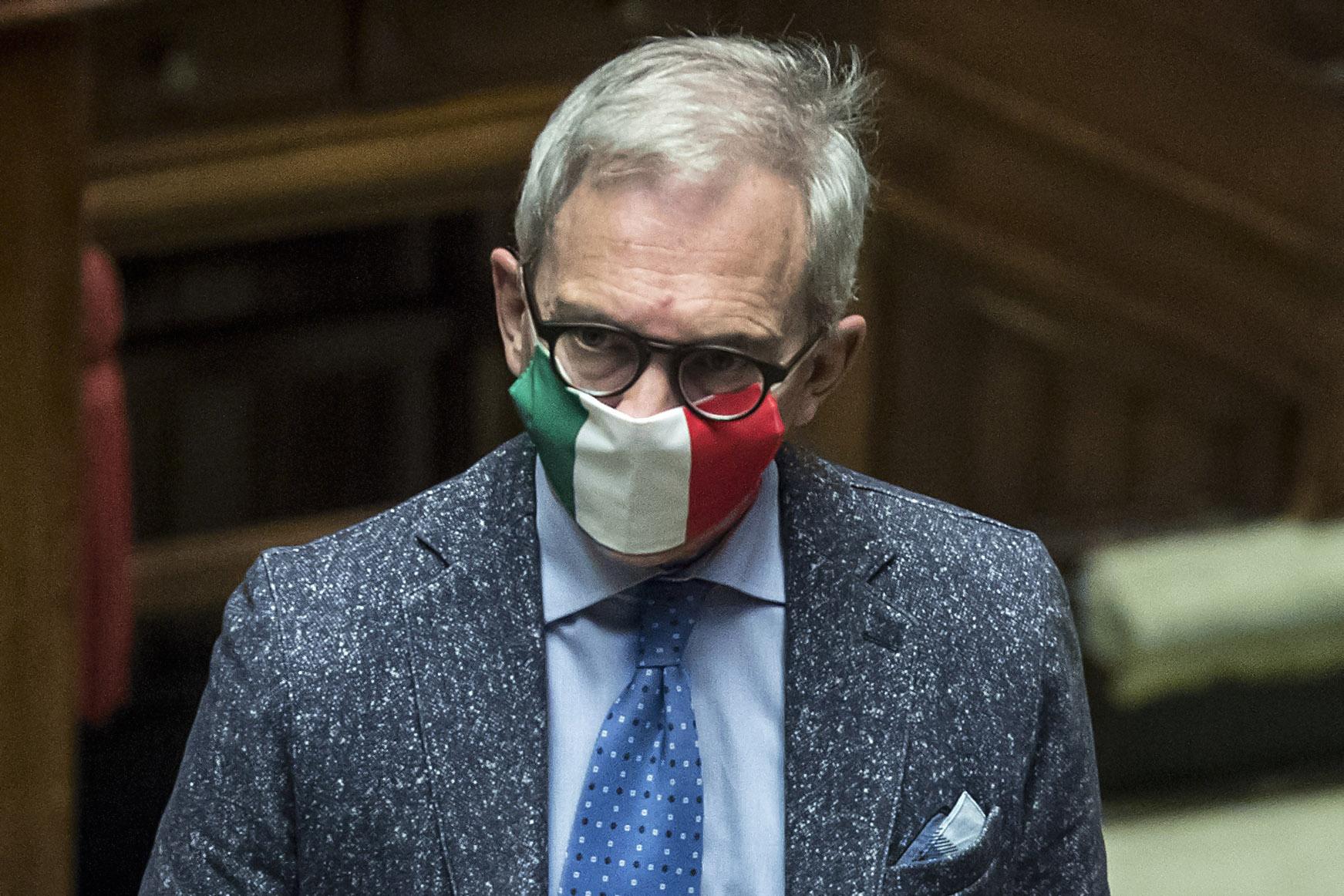 Un diputado italiano de Forza Italia con una mascarilla con los colores nacionales en el Parlamento.