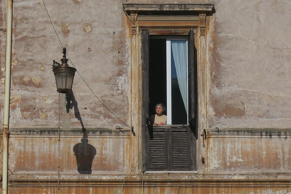 Mujer asomada a la ventana en Roma (febrero 2020) ©José Carlos León