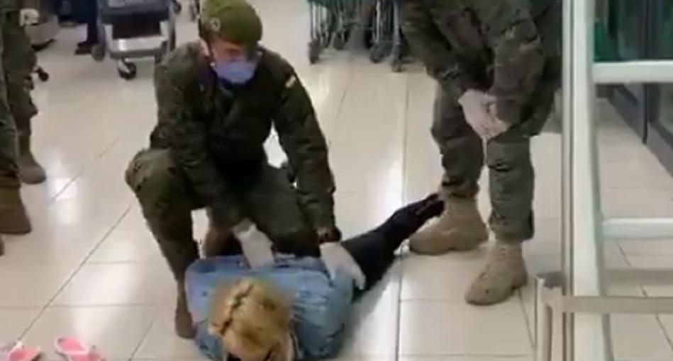 Los militares detienen a una mujer que intentó robar un perfume en un supermercado