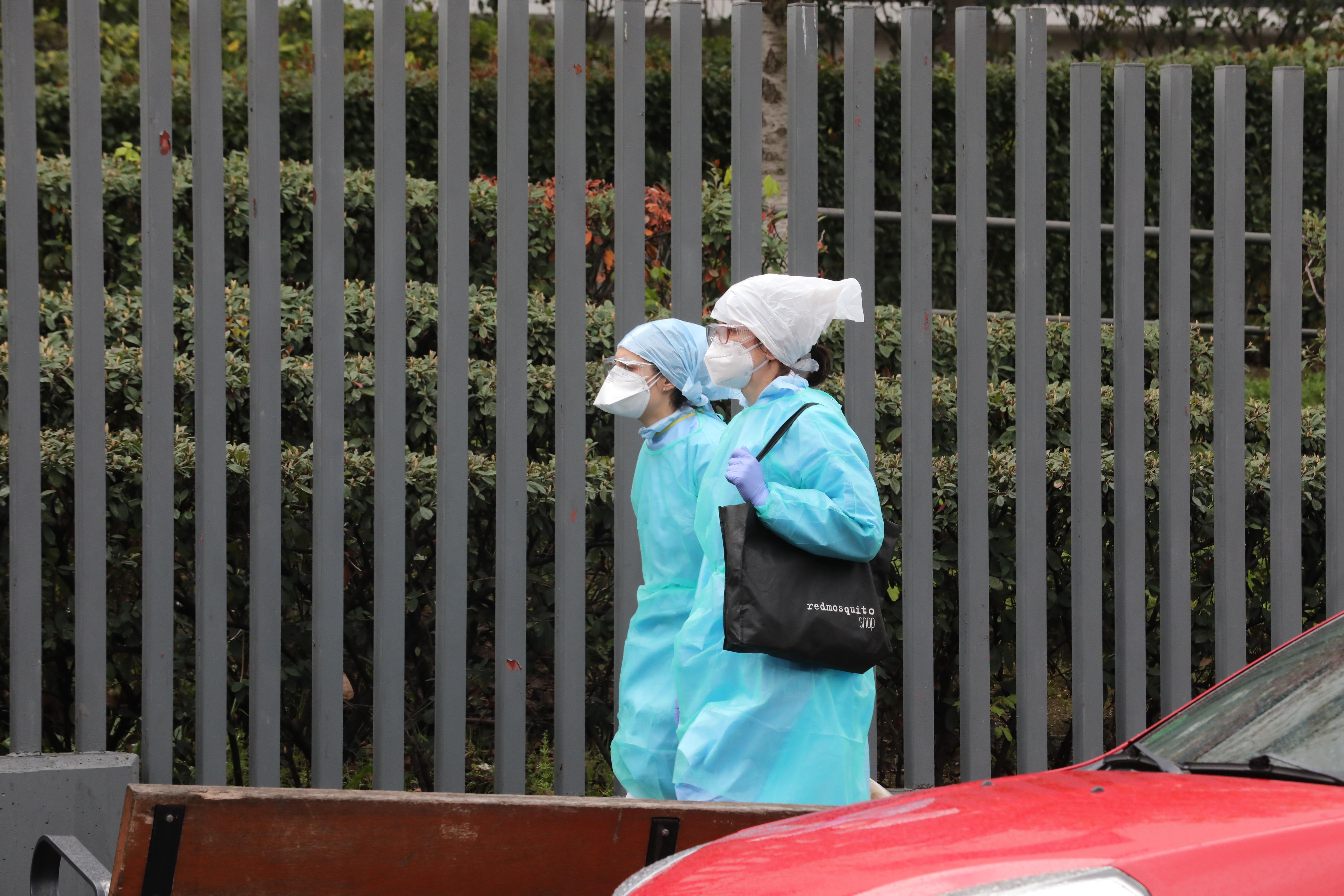 Dos trabajadoras protegidas pasean junto a una residencia mayores en el barrio de Vallecas. EP